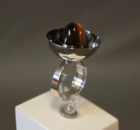 Ring in 925 sterling silver with brown stone stamped FROM by N. E. From.
5000m2 showroom.