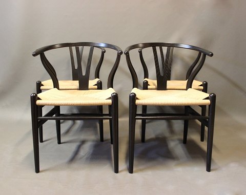 Et sæt af 4 Y-stole, model CH24, designet af Hans J. Wegner i 1950 og 
fremstillet hos Carl Hansen & Søn.
5000m2 udstilling.