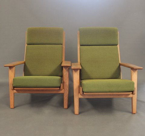 Et par armstole med høj ryg, model GE290A, af Hans J. Wegner og GETAMA.
5000m2 udstilling.
