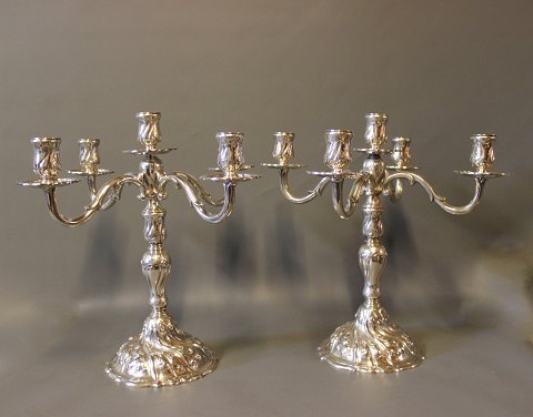 A pair of five armed candlabras in 925 sterling silver by English Silver House 
and stamped AxS.
50000m2 showroom.
