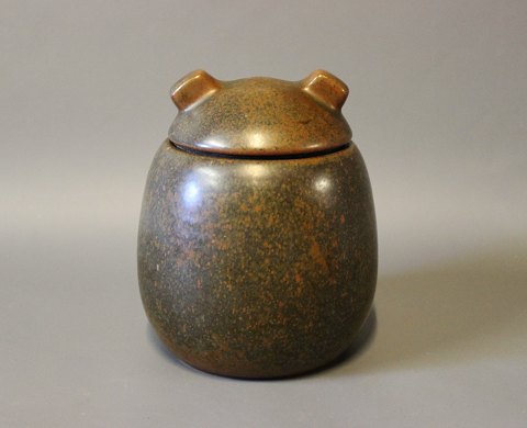 Ceramic lidded jar with dark brown glaze by Erik Rahr for Saxbo.
5000m2 showroom.