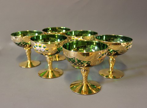 Sæt af 6 grønne glas dekoreret med blomster og guld.
5000m2 udstilling.