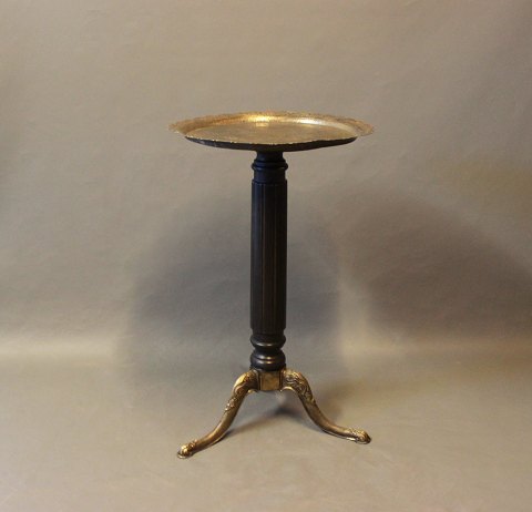Sidetable with top and legs of brass from the 1920s. 
5000m2 showroom.