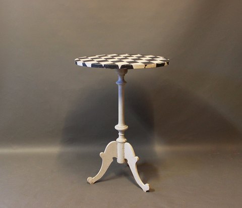 Grey painted lamp-/sidetable with checkered surface in the style of Gustavian 
from around the year 1840.
5000m2 showroom.