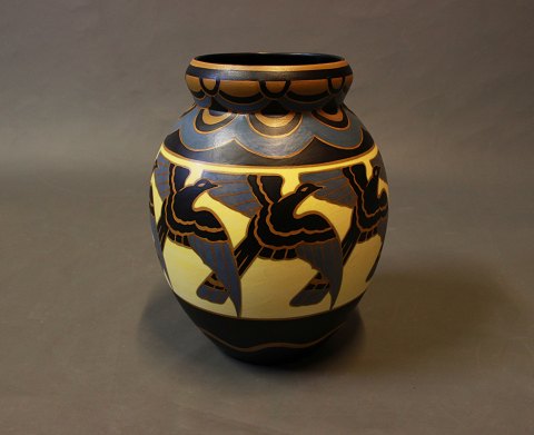 Keramik vase med fuglemotiver af Charles Catteau fra La Louviére Belgien i 
1930erne.
5000m2 udstilling.