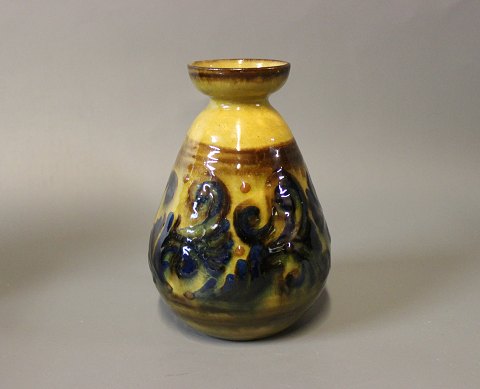 Keramik vase i gul og blå glasur af Herman A. Kähler.
5000m2 udstilling.