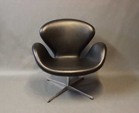 Svanestolen, model 3320, i sort læder af Arne Jacobsen og  Fritz Hansen.
5000m2 udstilling.