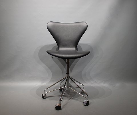 Syver kontorstol, model 3117, i klassisk sort læder af Arne Jacobsen og Fritz 
Hansen.
5000m2 udstilling.