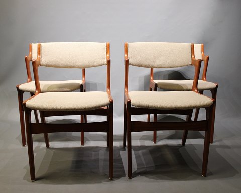 Et sæt af 4 spisestuestole i teak og lyst uldbetræk af dansk design fra Nova 
Møbelfabrik, 1960erne. 
5000m2 udstilling.