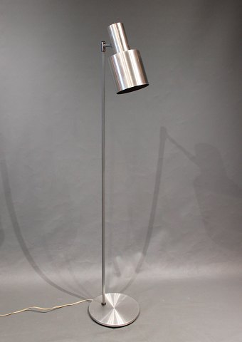 Stor flot gulvlampe, model Studio, i rustfrit stål designet af Jo Hammerborg.
5000m2 udstilling.
