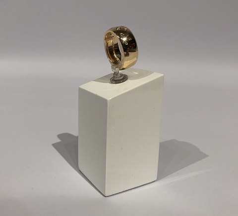 Smuk bred ring i 14 kt. guld med små brillanter.
5000m2 udstilling.