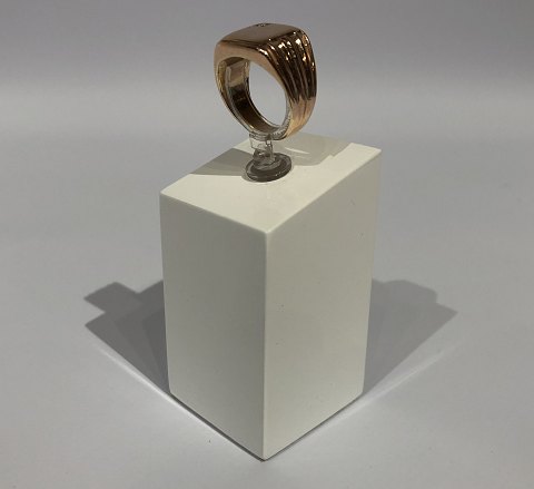 14 kt. guld ring med glad overflade og en lille brillant.
5000m2 udstilling.