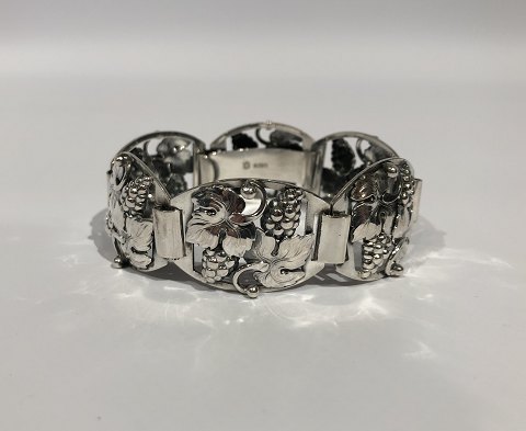 Bracelet in 830 silver decorated with grapevines.
5000m2 showroom.