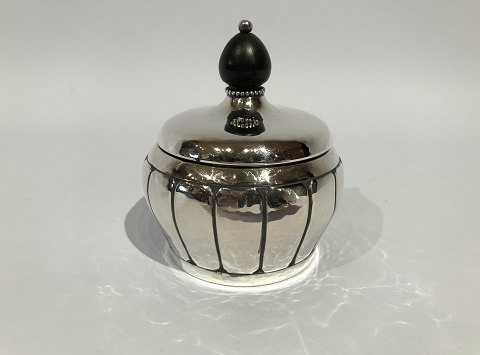 Lille sukkerskål i tretårnet sølv med perlekant og ibenholt håndtag.
5000m2 udstilling.