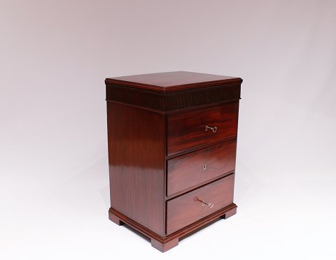 Beautiful Louis XVI small chest of drawers in hand polished mahogany from 1780.
5000m2 showroom.