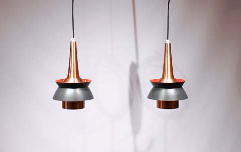 A pair of ceiling pendants in dark grey metal and copper by Jo Hammerborg from 
the 1960s.
5000m2 showroom.