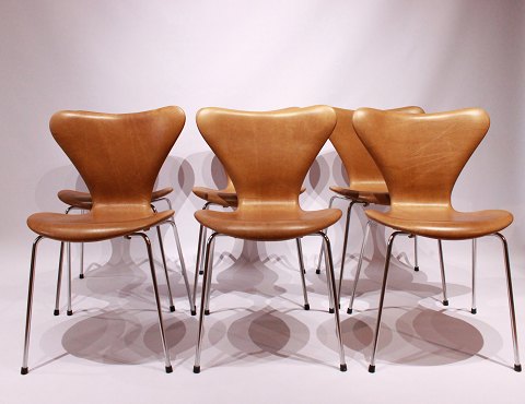 Et sæt af 6 Syver stole, model 3107, designet af Arne Jacobsen og fremstillet hos Fritz Hansen.5000m2 udstilling.