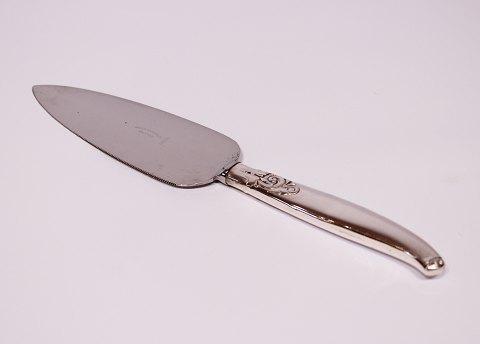 Wide cake knife in other pattern and in 830 silver.
5000m2 showroom.