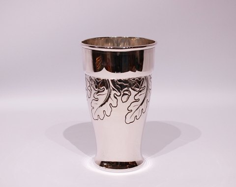 Vase dekoreret med flot Ahornblad- og nøddemotiv, tretårnet sølv. 
5000m2 udstilling.