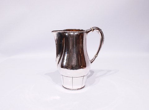 Beautiful water jug decorated with pearl edge and ivory, hallmarked silver.
5000m2 showroom.