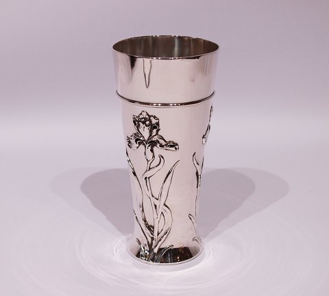 Vase decorated with roses, stamped CIM and of 830 silver.
5000m2 showroom.