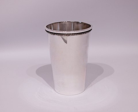 Vase with delicate edge of swedish silver and stamped with three crowns.
5000m2 showroom.
