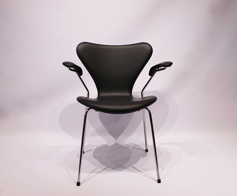 Syver stol, model 3207, med armlæn i sort klassisk læder af Arne Jacobsen og Fritz Hansen.5000m2 udstilling.