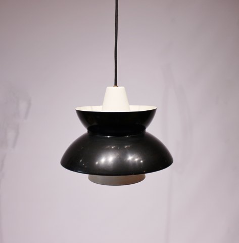 "Søværns" pendant in black and white by Jørn Utzon and Louis Poulsen.
5000m2 showroom.