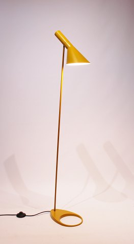 Gul gulvlampe designet af Arne Jacobsen i 1960 og fremstillet af Louis Poulsen. 
5000m2 udstilling.