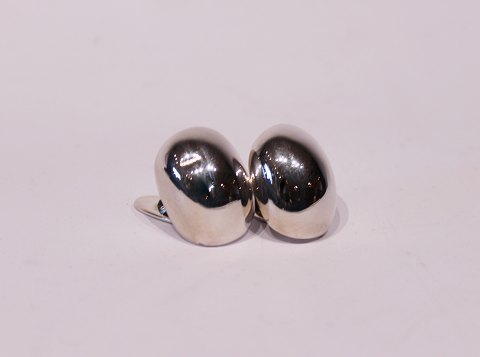 A set of cufflinks in 925 sterling silver, stamped KNDK and seperately 002205 
and 002261.
5000m2 showroom.
