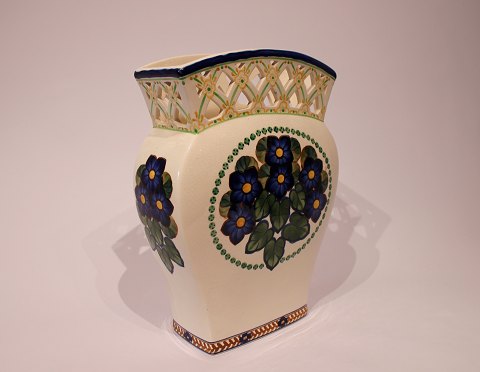 Vase dekoreret med smukke blomster, nr.: 838/665 af Aluminia.
5000m2 udstilling.

