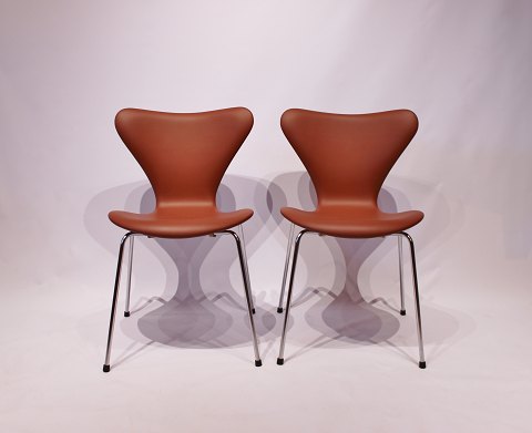 Et par syver stole, model 3107, i cognac farvet savanne læder, designet af Arne Jacobsen og fremstillet af Fritz Hansen. 5000m2 udstilling.