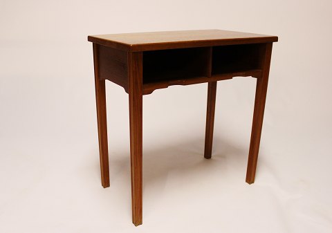 Small bedside table in teak of danish design, manufactured by Flexi Møbler in 
the 1960s.
5000m2 showroom.