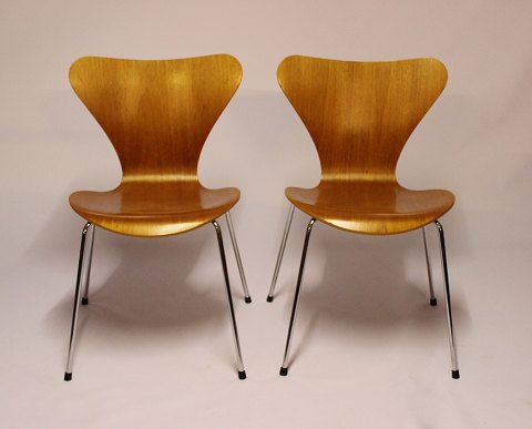 Et par Syver stole, model 3107, i teak af Arne Jacobsen og Fritz Hansen.5000m2 udstilling.