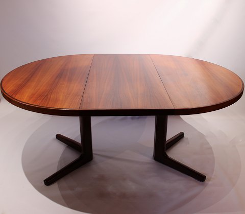 Rundt spisebord i palisander med 2 udtræksplader af dansk design fra Vejle 
Stole- og Møbelfabrik, 1960erne.
5000m2 udstilling.
