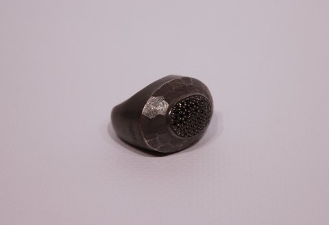 Large ring in oxidized 925 sterling silver with black stones, stamped Minos.
5000m2 showroom.