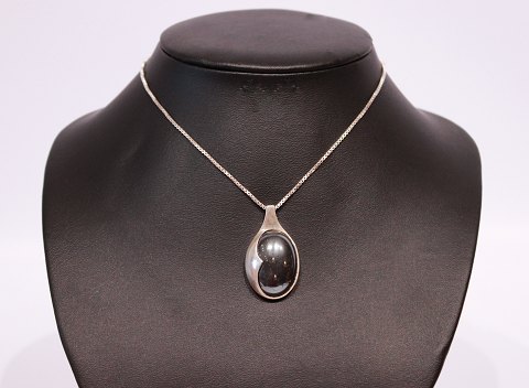 Pendant with large blood stone and of 925 sterling silver, stamped H.S.
5000m2 showroom.