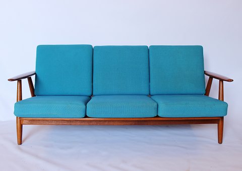 "The Cigar" 3 seater sofa, model GE240/3 by Hans J. Wegner and Getama.
5000m2 showroom.