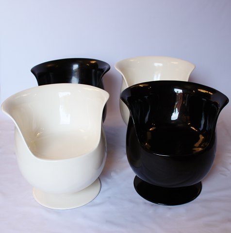 Lounge chair - Cups - White and black - Hard plastic - 1980s