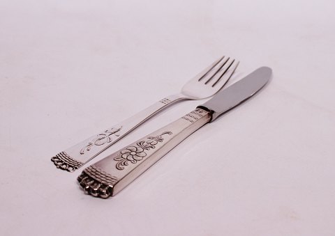 Dinner fork and knife in Royal Porcelain.
5000m2 showroom.