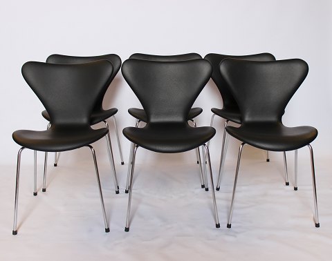 Et sæt af 6 Syver stole, model 3107, designet af Arne Jacobsen og fremstillet hos Fritz Hansen i 1967.5000m2 udstilling.