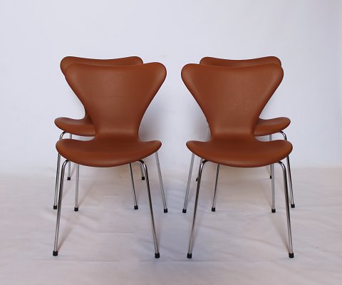 Et sæt af 4 Syver stole, model 3107, designet af Arne Jacobsen og fremstillet hos Fritz Hansen i 1967.5000m2 udstilling.