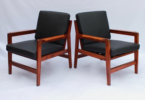 Et par hvilestole i poleret træ og sort klassisk læder af dansk design fra 
1960erne.
5000m2 udstilling.