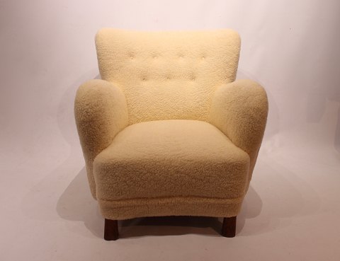 Easy chair from around the 1930s, newly upholstered with sheep wool.
5000m2 showroom.