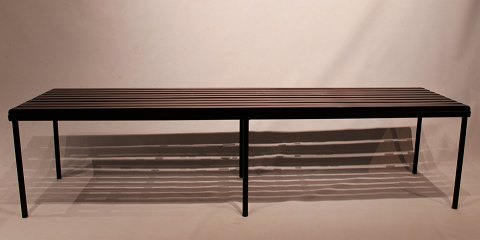 Bench of rosewood and danish design from around the 1960s.
5000m2 showroom.