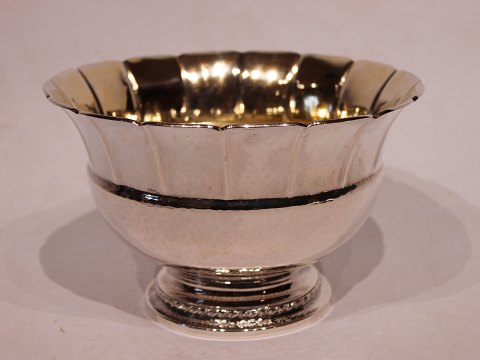 Bowl on feet of hallmarked silver and simply decorated.
5000m2 showroom.