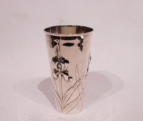 Vase decorated with flowers and of hallmarked silver.
5000m2 showroom.