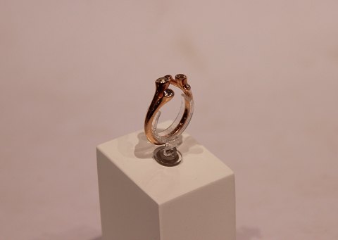 Gilded 925 sterling silver ring with clear stones by Christina Jewellery.
5000m2 showroom.