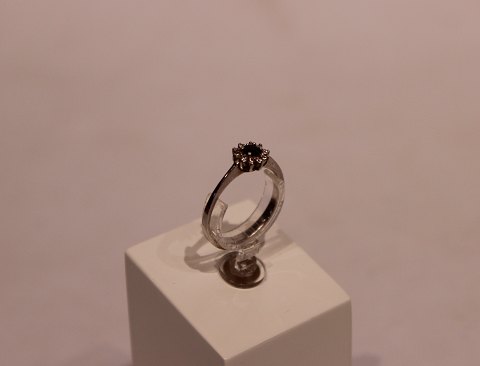 Ring af 925 sterling sølv med zafir og zirkoner, stemplet JAa.
5000m2 udstilling.