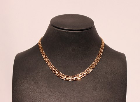 x/with stick necklace in graduation of 8 ct. gold.
5000m2 showroom.